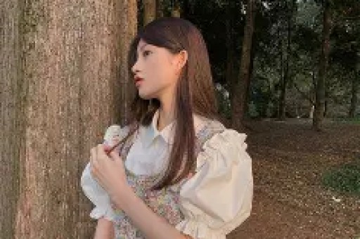 网红在纽约中央公园拍到情侣忘情拥吻！网友：这俩反应不对劲有瓜！