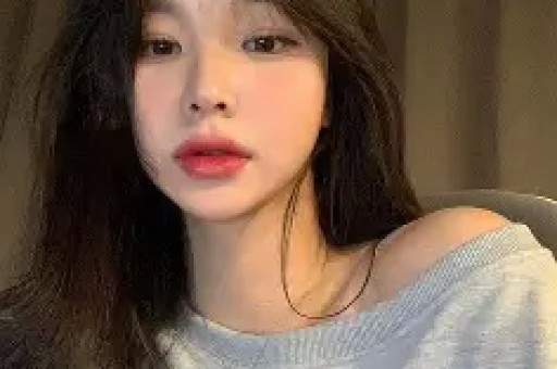 一位美丽时尚的妈妈和她的小女儿在浴室里玩耍